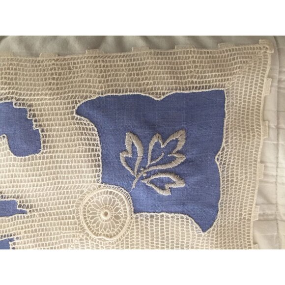 Vintage 1940's Hand Crocheted Blue White Linen Tablecloth + 4 Matching Napkins - Picture 4 of 10